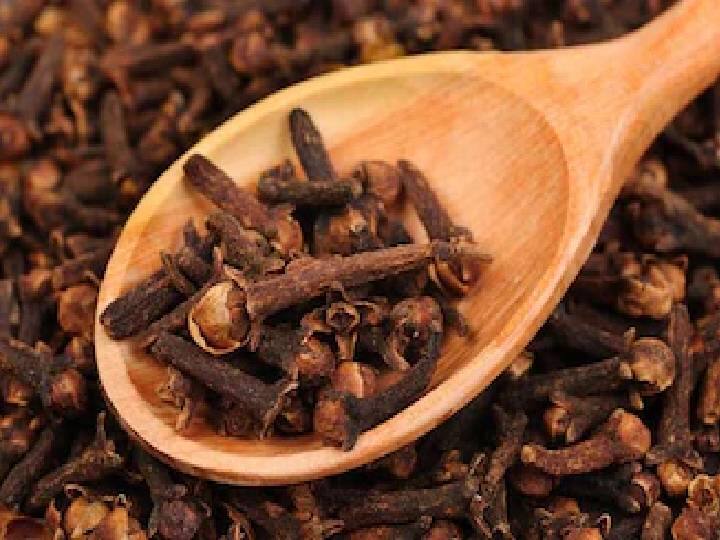 लवंग : डोकेदुखीपासून सुटका मिळवण्यासाठी लवंगाचा वास घेणे देखील चांगले मानले जाते. यासाठी तव्यावर लवंग भाजून, ती रुमालात बांधून त्याची पुरचुंडी बनवा. याचा वास घेत राहा. यामुळेही काही मिनिटांत डोकेदुखी दूर होऊ शकते.