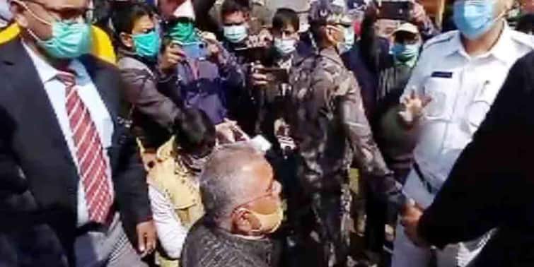 Hooghly : Dilip Ghosh stopped at Chandannagar during campaigning by police for allegedly violating covid rules Dilip Ghosh : 'কোভিড বিধি ভেঙে কর্মসূচি', এবার চন্দননগরে পুলিশি 'বাধা'-র মুখে দিলীপ