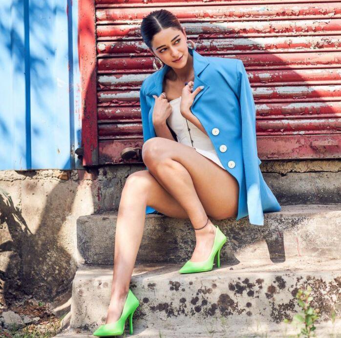 અનન્યા પાંડે ફેન્સ માટે પોતાની બોલ્ડ અને હોટ તસવીરો શેર કરતી રહે છે. ફેન્સ પણ અનન્યાનો આ અંદાજ ખૂબ પસંદ કરે છે.