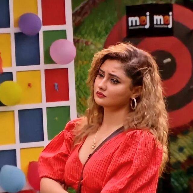 शहनाज ग्रॅन्ड फिनालेमध्ये सिद्धार्थ शुक्लाला ट्रिब्यूट देत 'तू यहीं है' या गाण्यावर डान्स परफॉर्म करणार आहे. तसेच शहनाज आणि सिद्धार्थच्या काही आठवणीदेखील बिग बॉस 15 च्या ग्रँड फिनालेमध्ये दाखवण्यात येणार आहेत.