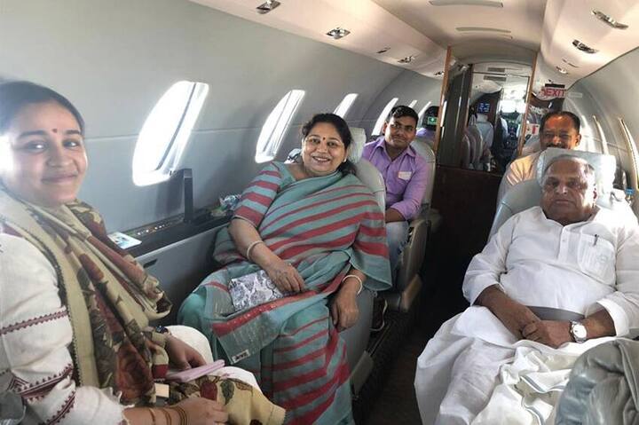 साधना गुप्ता ने ये भी बताया था कि वह खुद राजनीति में आना चाहती थीं. लेकिन मुलायम सिंह यादव ने उन्हें हर बार ये कहते हुए मना कर दिया कि इतने लोग तो हैं ही, तुम क्या करोगी राजनीति में आ कर.