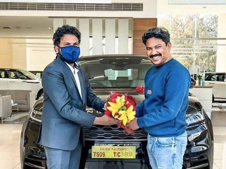 Producer Gifts A Range Rover Car To Khiladi Director Ramesh Varma: రిలీజ్ కి ముందే కాస్ట్లీ గిఫ్ట్ కొట్టేసిన రవితేజ డైరెక్టర్.. 