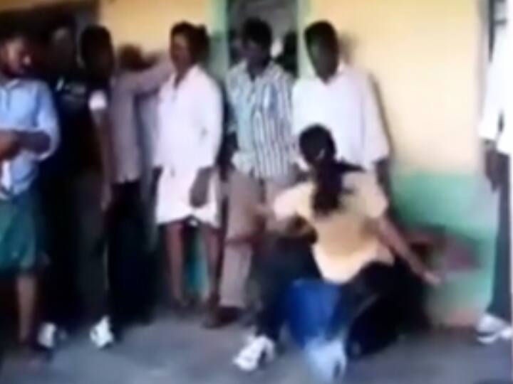 Funny Dance Video getting viral on social media, girl falls from chair during dance step Watch : लड़की ने डांस करते-करते किया ‘कुर्सी तोड़’ स्टेप्स, फिर जो हुआ वो देखकर नहीं रुकेगी हंसी