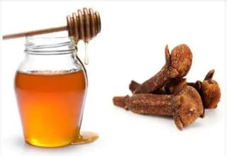 Omicron Variant Alert : हिवाळ्यात खोकल्यापासून आराम मिळवण्यासाठी घरातील 'या' वस्तूंचे करा सेवन