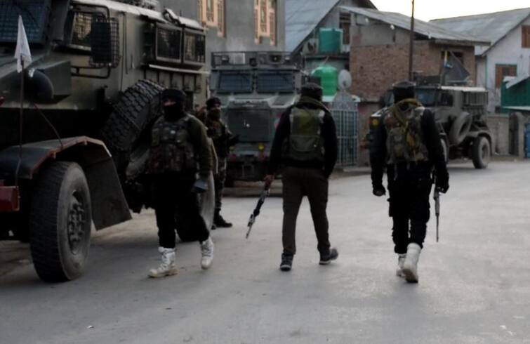 Jammu Kashmir Encounter Two terrorists killed in encounter by security forces in Shopian Jammu Kashmir Encounter: शोपियां में सुरक्षाबलों ने किया आतंक पर करारा प्रहार, मुठभेड़ में मार गिराये 2 आतंकी, भारी मात्रा में हथियार बरामद