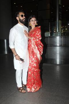 Mouni-Suraj Spotted After Marriage: शादी के बाद मिसेज नांबियार बनकर पति सूरज नांबियार के साथ मुंबई लौटीं मौनी रॉय, लाल बनारसी साड़ी पहने खूब जंची एक्ट्रेस