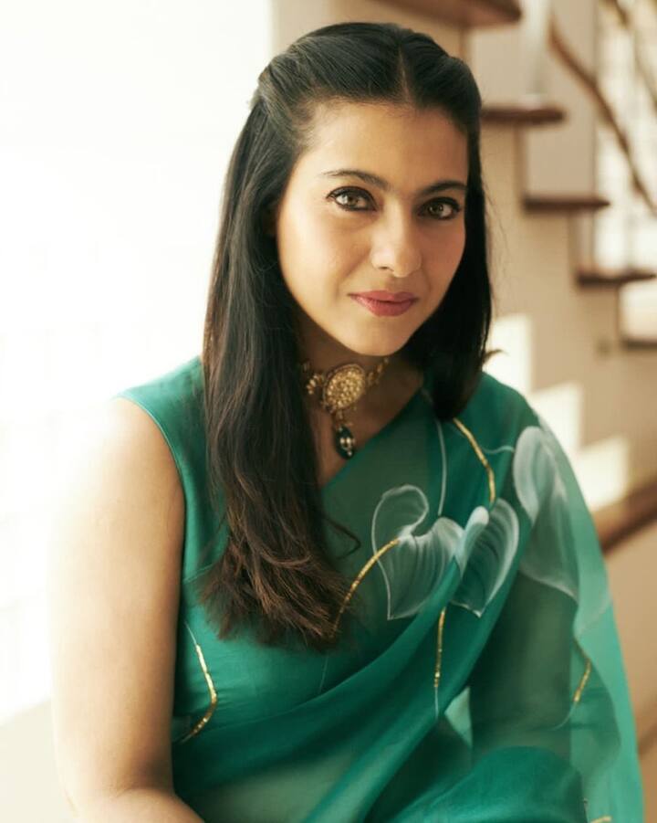 काजोलला तिचा स्वतःचा फोटो पोस्ट करायचा नव्हता, तिचे लाल नाक कोणी पाहून नये, अशी तिची इच्छा आहे. त्याऐवजी, अभिनेत्रीने लेक न्यासा देवगणचा फोटो पोस्ट केला, ज्यामध्ये न्यासाच्या हातावर सुंदर मेहंदी दिसत आहे.