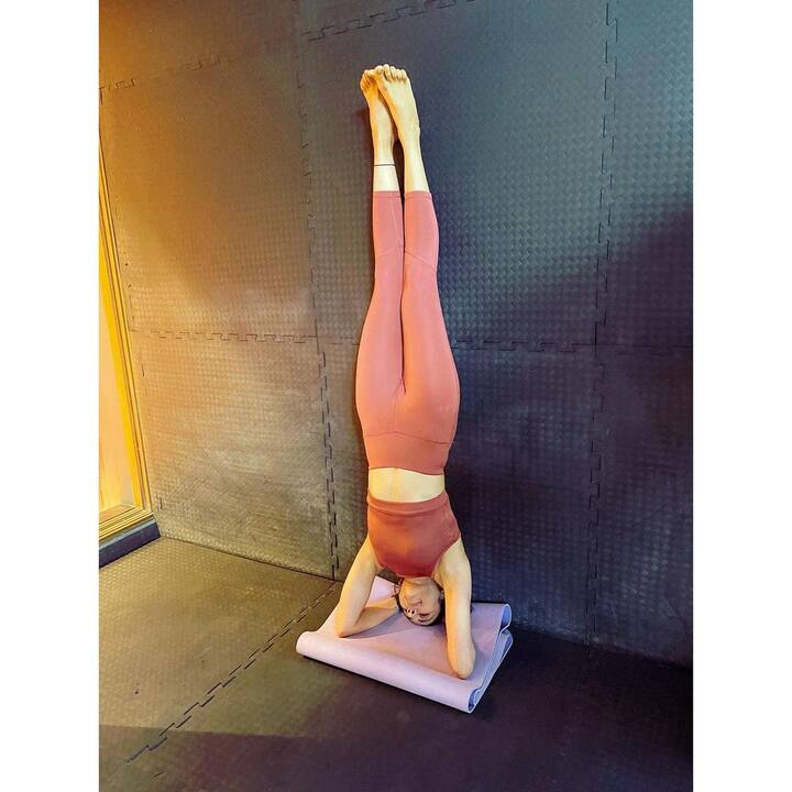 రకుల్ ప్రీత్ సింగ్ ఫిట్నెస్ కు చాలా విలువ ఇస్తుంది. రోజూ యోగా, ఏరోబిక్స్ చేస్తే కానీ తెలవారదామెకు. ఈ ఫోటో చూస్తే ఆమెకు ఫిట్గా ఉండడం కోసం ఎంత కష్టపడుతుందో అర్ధమవుతుంది. -Image credit: RakulPreet Singh/Instagram