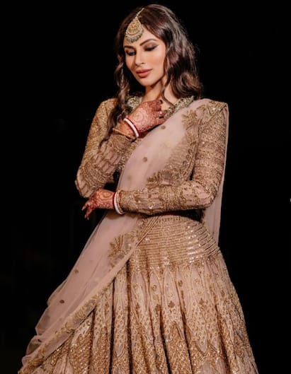 અભિનેત્રી મૌની રોય(Mouni Roy)ના લગ્નની તસ્વીરો અને તેમાં અભિનેત્રીનો લુક આ દિવસોમાં ચર્ચામાં છે. મહેંદીથી લઈને વેડિંગ લૂક સુધી અભિનેત્રી પરફેક્ટ દુલ્હન તરીકે જોવા મળી છે.  આપણે તેના લગ્નના ખૂબસૂરત લૂકને હજુ ભૂલ્યા નથી ત્યાં લગ્ન પછીના સંગીતની સુંદર તસવીરો વાયરલ થવા લાગી છે. આ તસવીરોમાં ગોલ્ડન લહેંગામાં મૌની રોય ખૂબ જ શાનદાર લૂકમાં જોવા મળી છે.