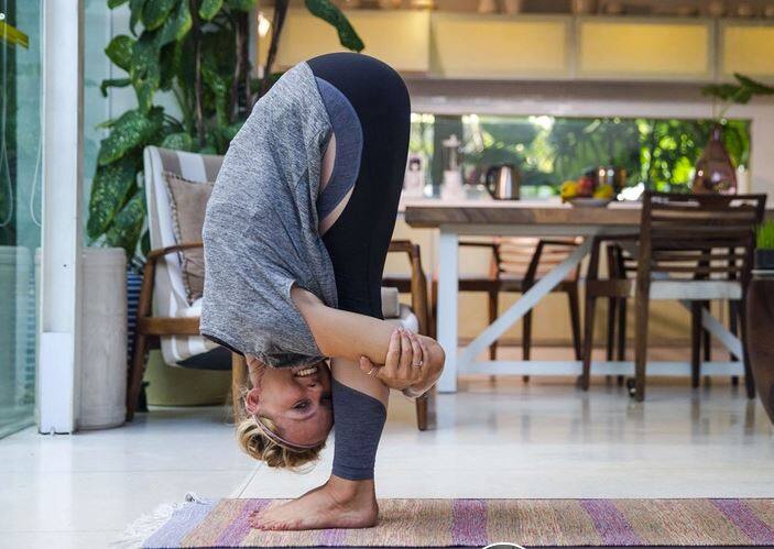ਲੋਅਰ ਬੈੱਕ ਸਟ੍ਰੈਚ (lower back stretch) ਇਸ ਸਟ੍ਰੈਚ 'ਚ ਤੁਹਾਨੂੰ ਕੁਰਸੀ 'ਤੇ ਬੈਠ ਕੇ ਪੈਰਾਂ ਦੀਆਂ ਉਂਗਲਾਂ ਨੂੰ ਛੂਹਣਾ ਪੈਂਦਾ ਹੈ। ਸ਼ੁਰੂਆਤ ਵਿੱਚ ਇਹ ਥੋੜਾ ਮੁਸ਼ਕਲ ਲੱਗ ਸਕਦਾ ਹੈ, ਪਰ ਜਿੰਨਾ ਹੋ ਸਕੇ ਹੇਠਾਂ ਜਾਣ ਦੀ ਕੋਸ਼ਿਸ਼ ਕਰੋ। ਇਸ ਨੂੰ ਵੀ 30 ਸਕਿੰਟਾਂ ਲਈ ਰੱਖੋ ਤੇ 3-5 ਵਾਰ ਦੁਹਰਾਓ।