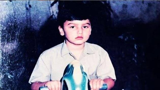 Name The Star: घोड़े पर बैठा ये बच्चा अपने से 11 साल बड़ी बॉलीवुड एक्ट्रेस को कर रहा है डेट, पहचाना क्या? Arjun Kapoor childhood photo going viral on internet, currently he is dating malaika arora Name The Star: घोड़े पर बैठा ये बच्चा अपने से 11 साल बड़ी बॉलीवुड एक्ट्रेस को कर रहा है डेट, पहचाना क्या?