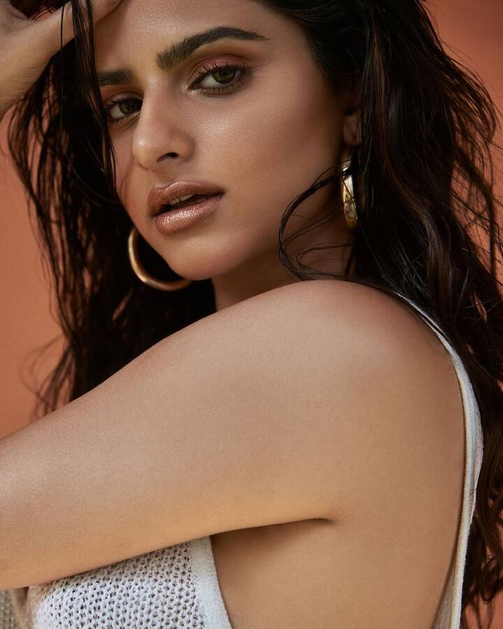 अवंतिका दसानी की फोटोज और वीडियो अक्सर वायरल होते नज़र आते हैं. अवंतिका दसानी की उम्र 26 साल है.