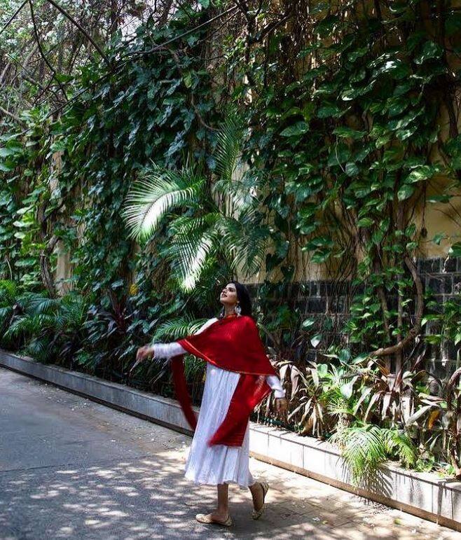 ભાગ્યશ્રીએ સલમાન ખાન સાથે પ્રથમ ફિલ્મ મૈને પ્યાર કિયા કરી હતી. પોતાની પ્રથમ ફિલ્મથી તેણે લોકોના દિલ જીતી લીધા હતા.અવંતિકા પણ પોતાની માતાની જેમ બોલિવૂડમાં કરિયર બનાવવા માંગે છે.