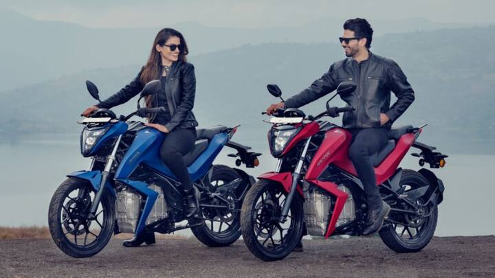 Tork Kratos R: यह बाइक एक बार चार्ज होने पर 180 किलोमीटर तक जा सकती है. इसे व्हाइट, ब्लू, रेड और ब्लैक कलर में खरीदा जा सकता है. इसकी टॉप स्पीड 100 किलोमीटर प्रति घंटा तक की है. इसे 4-5 घंटे में फुल चार्ज किया जा सकता है.  इसकी कीमत 131449 रुपये एक्स शोरूम है.