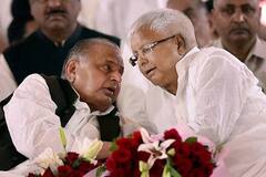 जब Lalu Prasad Yadav ने कही थी नाराज Mulayam Singh Yadav को धोती और छाता देकर मना लेने की बात, जानें पूरा किस्सा