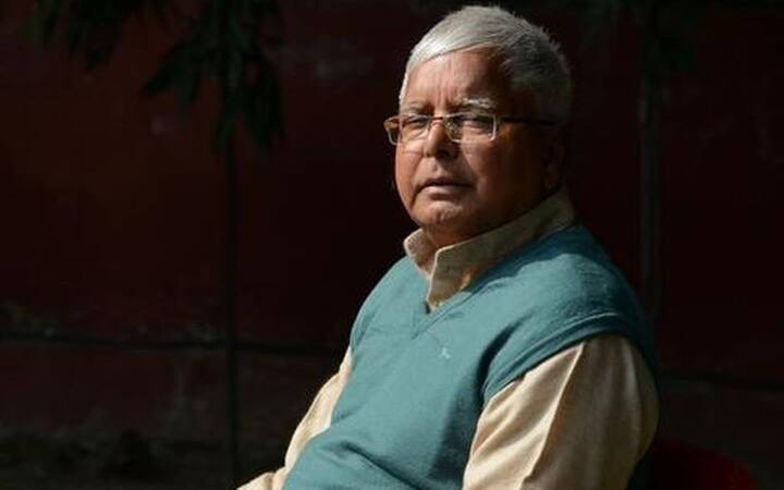 इस बाबत एक इंटरव्यू में लालू से पूछ लिया गया कि आप बीजेपी को हराने के लिए दिन रात एक किये हुए हैं और उधर आपके समधी मुलायम ही आपका वोट काटने पर लगे हुए हैं.