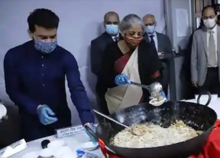 2022 ਦੇ ਬਜਟ ਤੋਂ ਪਹਿਲਾਂ ਸਾਲ 2022 'ਚ ਪੁਰਾਣੀ ਰਵਾਇਤ ਟੁੱਟ ਗਈ ਹੈ, ਜਦੋਂ ਇਸ ਸਾਲ ਵਿੱਤ ਮੰਤਰਾਲੇ 'ਚ ਹਲਵਾ ਰਸਮ ਨਹੀਂ ਹੋਈ।