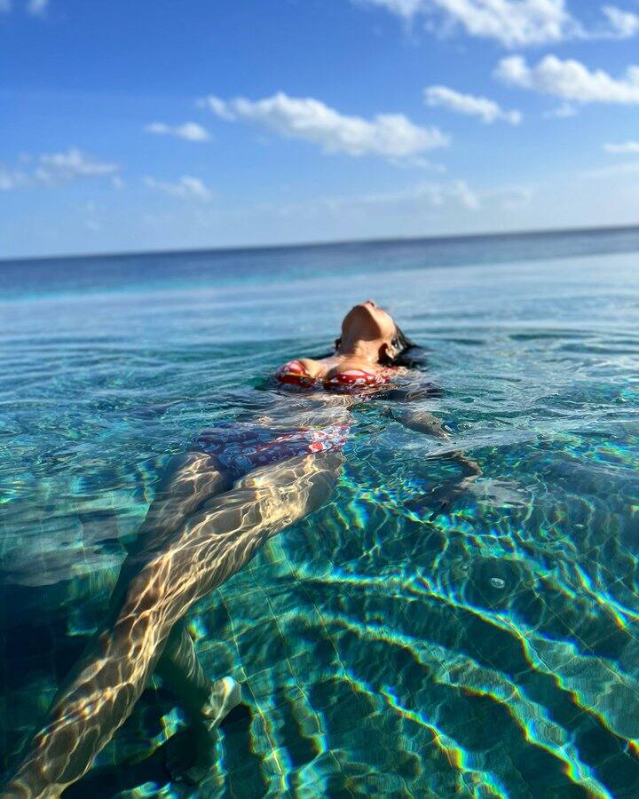 இவ கள்ளுப்பான உதட்ட காட்டி... கடுப்பு ஏத்துற...