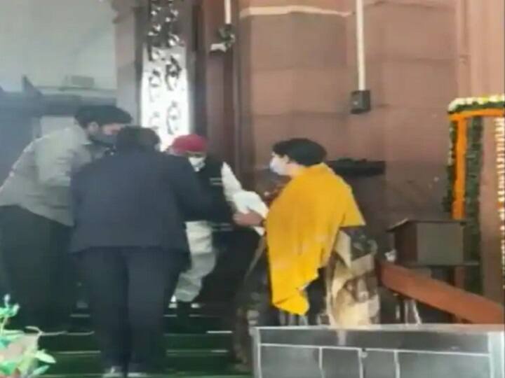 Samajwadi Party leader Mulayam Singh Yadav blesses Minister Smriti Irani Mulayam Singh Yadav blesses Smriti Irani: मुलायमसिंह यादव यांनी केंद्रीय मंत्री स्मृती इराणी यांना दिले आशिर्वाद