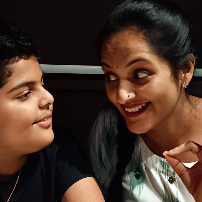 సీరియల్ లో భర్త, కొడుక్కి దూరంగా ఉంటూ..కొడుకు కోసం తల్లడిల్లిపోయే తల్లిగా జగతి నటనకు బుల్లితెర ప్రేక్షకులు ఫిదా అయిపోయారు. అయితే సీరియల్ మాత్రమే కాదు రియల్ లైఫ్ లోనూ నా కొడుకుని మిస్సవుతున్నా అంటూ కొన్ని ఫొటోస్ షేర్ చేసింది జ్యోతి రాయ్. నా వర్క్ లో భాగంగా చాలాసార్లు నా కొడుక్కి దూరంగా ఉండాల్సి వస్తోంది.. ఒకరినొకరు ఎలా మిస్సవుతున్నామో మాటల్లో చెప్పలేను ..నా లైఫ్, నా హీరో, నా సూపర్ మ్యాన్ అంటూ ఇన్ స్టాలో పోస్ట్ చేసింది జ్యోతి రాయ్.