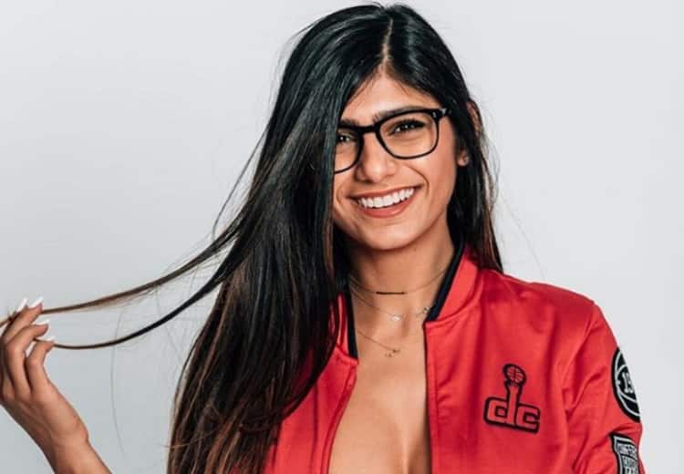Mia Khalifa shares meme on her Twitter to deny rumours on her death which was memorialised by Facebook Mia Khalifa | மியா கலீஃபா மரணம் என பரவிய செய்தி..! ஓடிவந்து மீம் போட்டு விளக்கமளித்த மியா.!