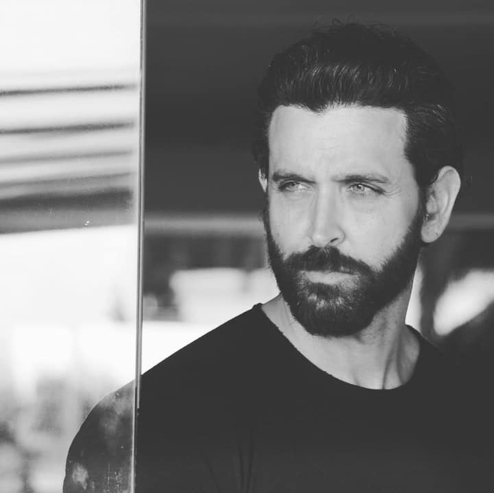 बॉलिवूड अभिनेता हृतिक रोशन (Hrithik Roshan) हा आतापर्यंत त्याच्या एक्स बायको सुसैन खानसोबतच्या (Sussane khan) घटस्फोटामुळे प्रचंड चर्चेत असायचा. त्यामुळे तो सार्वजनिक ठिकाणीही हृतिक फार कमी दिसत होता.