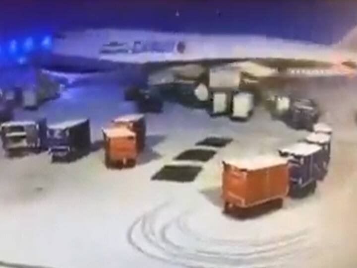 Flight sucks baggage cart into engine while skidding on snowy O'Hare airport tarmac Watch Video: பாதையெல்லாம் பனி... பிரேக் போட்டாலும் வழுக்கி ஓடி விபத்தில் சிக்கிய விமானம்! வைரல் வீடியோ!