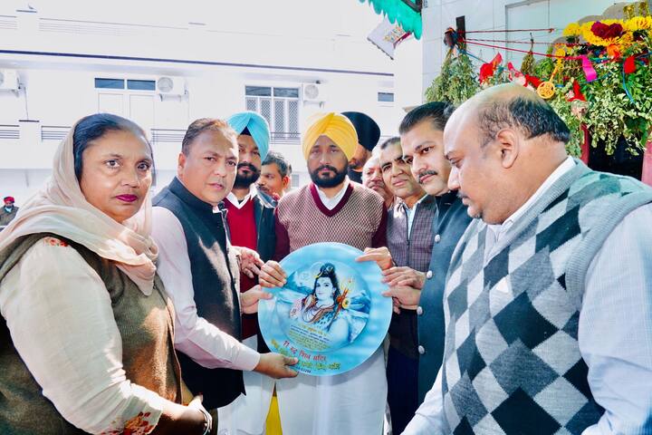 ਮੁੱਖ ਮੰਤਰੀ ਚਰਨਜੀਤ ਚੰਨੀ ਨੇ ਅੱਜ ਭਦੌੜ ਹਲਕੇ ਤੋਂ ਨਾਮਜ਼ਦਗੀ ਪੱਤਰ ਦਾਖਲ ਕੀਤਾ। ਇਸ ਵਾਰ ਉਹ ਚਮਕੌਰ ਸਾਹਿਬ ਦੇ ਨਾਲ ਹੀ ਭਦੌੜ ਹਲਕੇ ਤੋਂ ਚੋਣ ਲੜ ਰਹੇ ਹਨ।