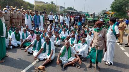 More than 20 tractors parked on the Trichy-Chennai highway திருச்சி-சென்னை நெடுஞ்சாலையில்  டிராக்டர்களை சாலையில் நிறுத்தி விவசாயிகள் போராட்டம்