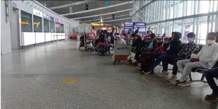 Bangladeshi mentally disabled citizen lost in Kolkata Airport safely returned home after the help of police Kolkata News: বিমানবন্দরে হারিয়ে গিয়েছিলেন, মানসিক ভারসাম্যহীন বাংলাদেশি নাগরিককে নিরাপদে ফেরত পাঠাল পুলিশ