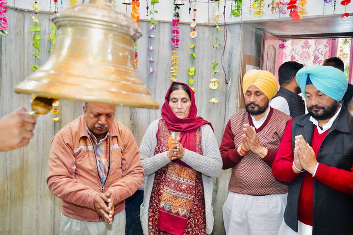 ਨਾਮਜ਼ਦਗੀ ਪੱਤਰ ਕਰਨ ਉਪਰੰਤ ਸੀਐਮ ਚੰਨੀ ਨੇ ਸ਼ਿਵ ਮੰਦਿਰ ਵਿਖੇ ਮੱਥਾ ਟੇਕ ਕੇ ਆਸ਼ੀਰਵਾਦ ਲਿਆ।