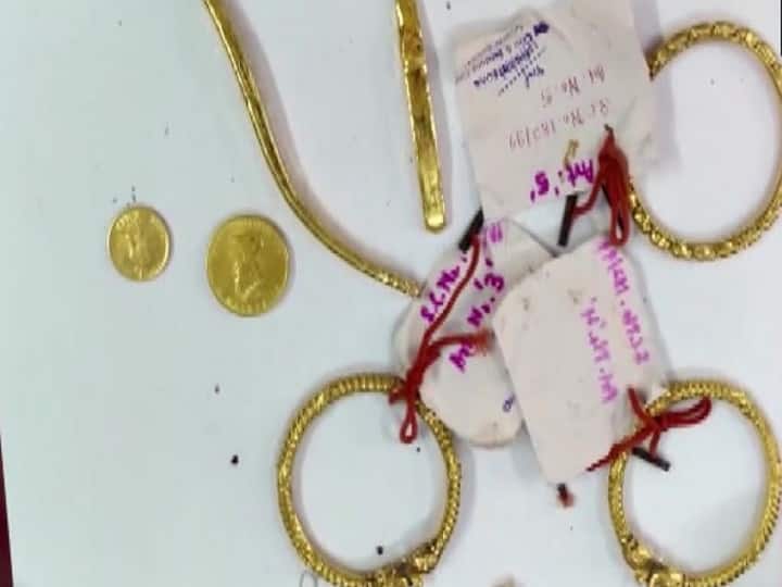 Colaba Gold Robbery: resident gets back stolen gold worth crores, after 24 years Colaba Gold Robbery: पुलिस ने 24 साल बाद लौटाया परिवार को चोरी हुआ सोना, सोने के सिक्के सहित शामिल थी ये चीजें
