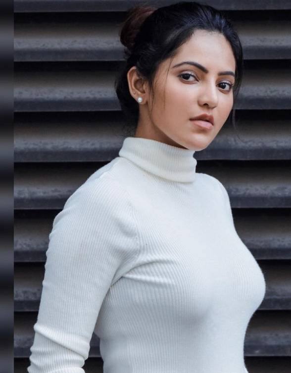 காதல் கண் கட்டுதே கவிதை பேசி கை தட்டுதே