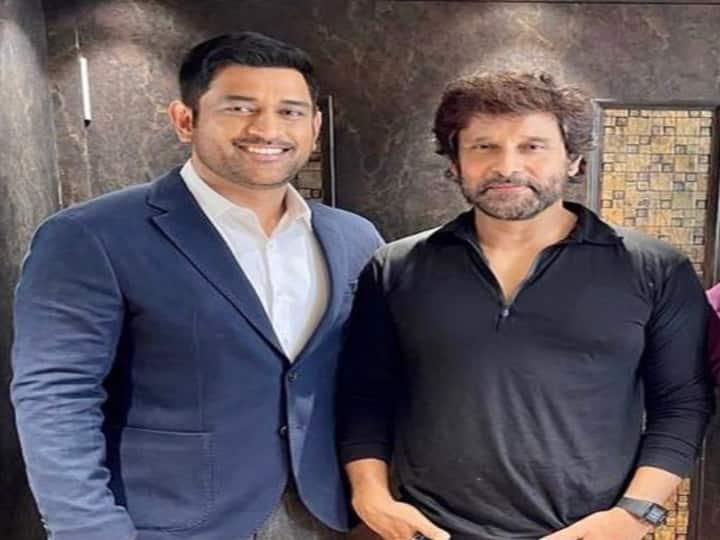 Dhoni meets actor vikram  photo goes viral Dhoni  | பளபள தோனி.. மாஸ் விக்ரம்.. திடீர் சந்திப்பும் வைரல் புகைப்படமும்!