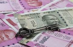 Vastu Tips for Wealth: આર્થિક તંગી દૂર કરવા વાસ્તુ અનુસાર કરો આ 4 ઉપાય, મા લક્ષ્મીની થશે વિશેષ કૃપા