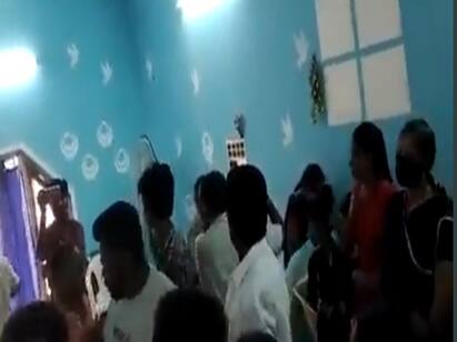 In Madurai, there was a stir by the BJP who had entered into religious worship Watch video | ஜெபக்கூட்டத்தில் வாக்குவாதம் செய்த பாஜக, இந்து முன்னணியினர்