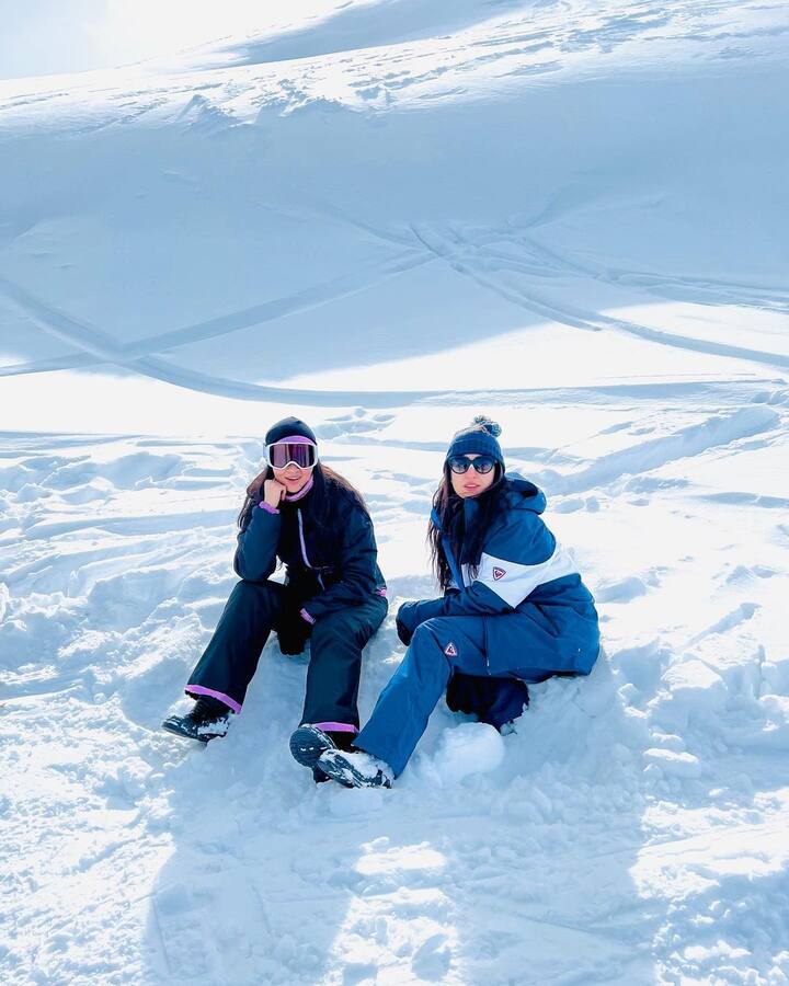 वो भी अकेले नहीं बल्कि भाई इब्राहिम अली खान और अपने दोस्तों के साथ. अपने इंस्टाग्राम पर सारा अली खान ने अपने शानदार हॉलीडे की कई तस्वीरें शेयर की हैं. (फोटो – सोशल मीडिया)