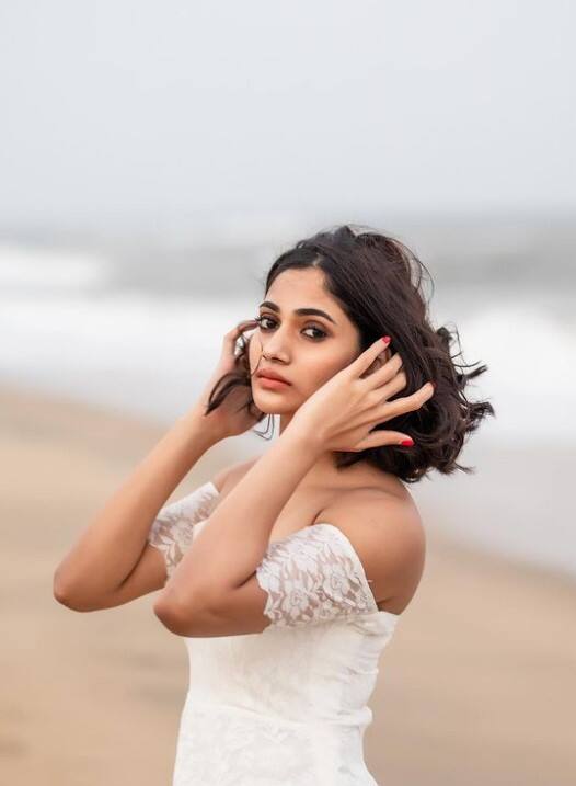 வண்ணங்களோடு மலருகிறாய் வாசனையோடு வாழுகிறாய் பறித்திடும் பொழுதிலும் சிரிக்கின்றாய்