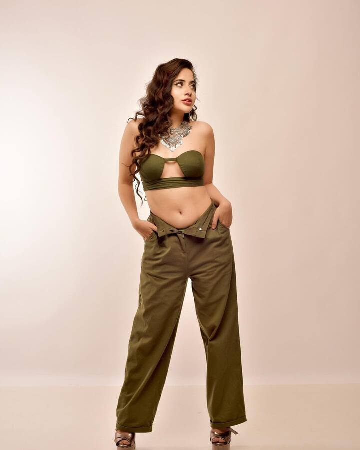उर्फीला बिग बॉस ओटीटी या शोमुळे विशेष लोकप्रियता मिळाली. उर्फीने भैया की दुल्हनिया, मेरी दुर्गा, बेपनाह आणि पंच बीट सीजन 2 या मालिकेमध्ये काम केले. (photo: urf7i/ig)