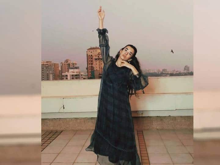 यावेळी हृतिकबरोर एक मुलगी दिसली, जिचा त्याने हात धरला होता. आता हाच फोटो लोकांच्या चर्चेचा विषय ठरला.