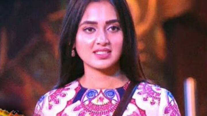तेजस्वीने '2612' या मालिकेच्या माध्यमातून अभिनय क्षेत्रातील करिअरला सुरुवात केली. त्यानंतर ती संस्कार धरोहर अपनों की, स्वरांगिनी जोडे रिश्तों के सूर, 'पहरेदार पिया की' व 'सिलसिला बदलते रिश्तों का' अशा टीव्हीवरील मालिकांमध्ये दिसून आली आहे.  मालिकांसोबतच तेजस्वी प्रकाशने अनेक रिअॅलिटीशो देखील केले आहेत.
