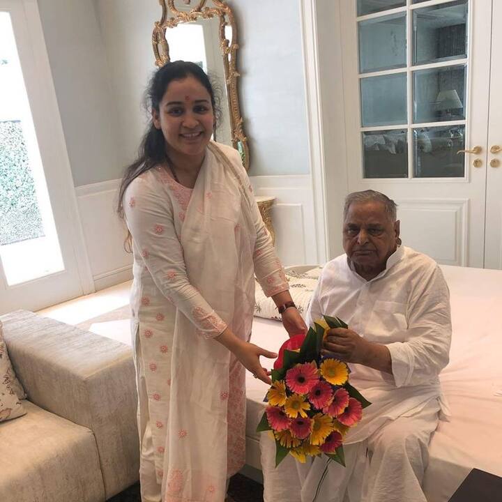 मुलायम सिंह यादव की छोटी बहू अपर्णा ने लखनऊ यूनिवर्सिटी से राजनीति विज्ञान, आधुनिक इतिहास और अंग्रेजी में ग्रेजुएशन किया.