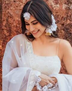 Mouni Roy Wedding Looks : वधूच्या अवतारात खुलून दिसतंय मौनी रॉयचं रूप, संगीतपासून ते लग्नापर्यंत पाहा तिचा लूक