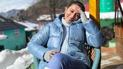 Mimi Chakraborty: চারদিকে সাদা বরফ, ছুটি কাটাতে পাহাড়ে পাড়ি মিমির