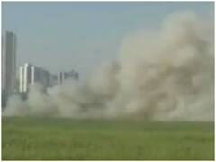 WATCH: Mumbai में घास के मैदान में लगी भीषण आग, आसमान में छाया धुएं का गुबार