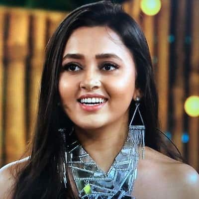 तेजस्वी प्रकाश 'बिग बॉस 15'ची विजेती ठरली आहे. शेवटच्या क्षणी तेजस्वी प्रकाश आणि प्रतीक सहजपाल यांच्यात काँटे की टक्कर बघायला मिळाली.