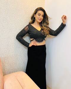 Akshara Singh Photos: साड़ी हो या वेस्टर्न लुक... हर अंदाज़ में फैंस के दिलों पर बिजलियां गिराती हैं भोजपुरी क्वीन अक्षरा सिंह