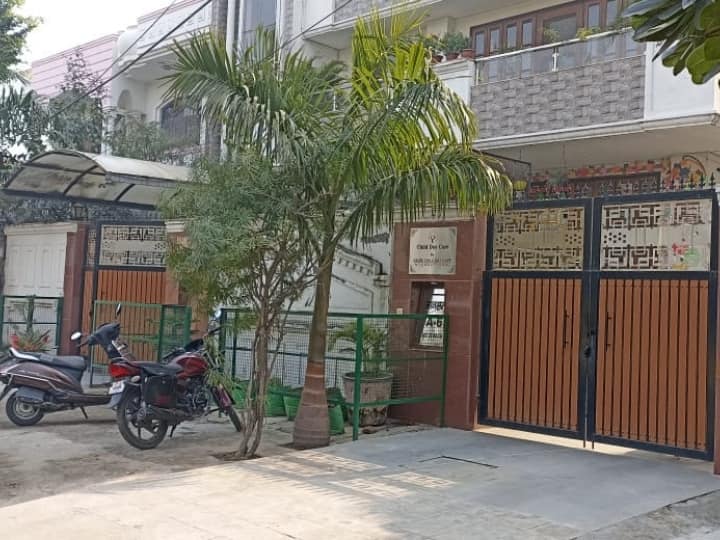 Noida Sector 50 Income Tax Department conducting raids at house of retired IPS Ramnarayan Singh ANN Noida News: रिटायर्ड आईपीएस रामनारायण सिंह के घर आयकर विभाग की छापेमारी जारी, मिले अहम सबूत