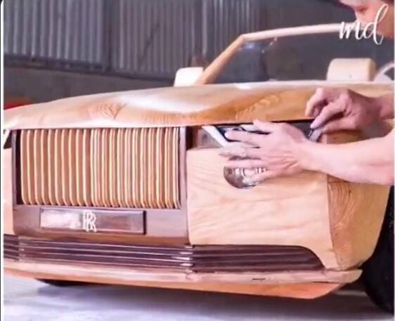 father gifted self made wooden car to his son video viral on social media Trending : वडिलांचे मुलासाठी खास गिफ्ट; 68 दिवसांत तयार केली लाकडी कार