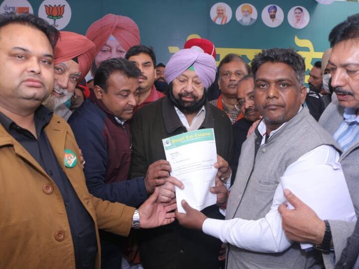 हलफनामे के अनुसार, अमरिंदर सिंह (Amarinder Singh) के पास 10.42 करोड़ रुपये की चल संपत्तियां है. उनके पास 58.31 करोड़ की अचल संपत्तियां है. अमरिंदर सिंह (79) के नाम पर कोई वाहन नहीं है. उनके पास 51.68 लाख रुपये के हीरे सहित सोने के आभूषण हैं, जबकि उनकी पत्नी के पास 37.75 लाख रुपये के सोने के आभूषण हैं.